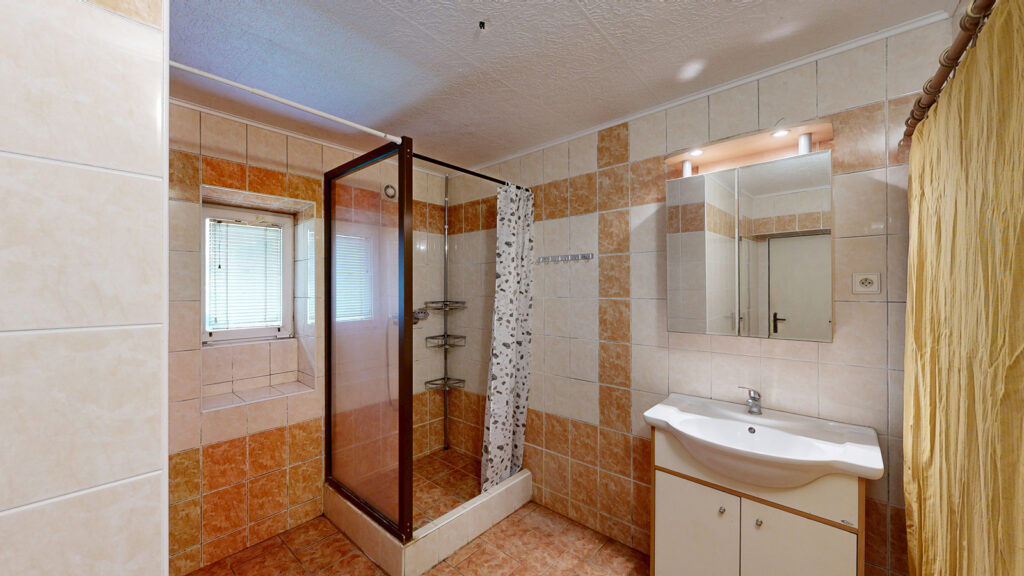 Prodej rodinného domu 4+1, 126 m², pozemek 3 755 m² 7 Prodej rodinneho domu 41 126 m² pozemek 3 755 m² – Rosice okres Chrudim REALITY VENCOVSKY 13 Pardubicky kraj