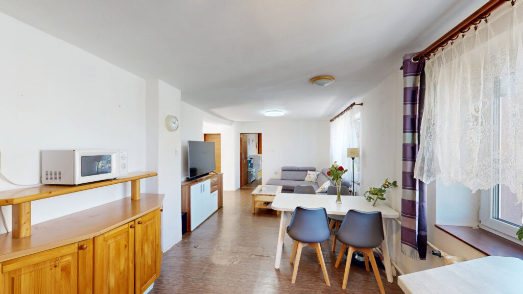 Prodej domu 158 m², pozemek 287 m² 4 prodej domu 158 m2 praha 5 zbraslav garaz terasa ulice k vejvodaku realityvencovsky 34