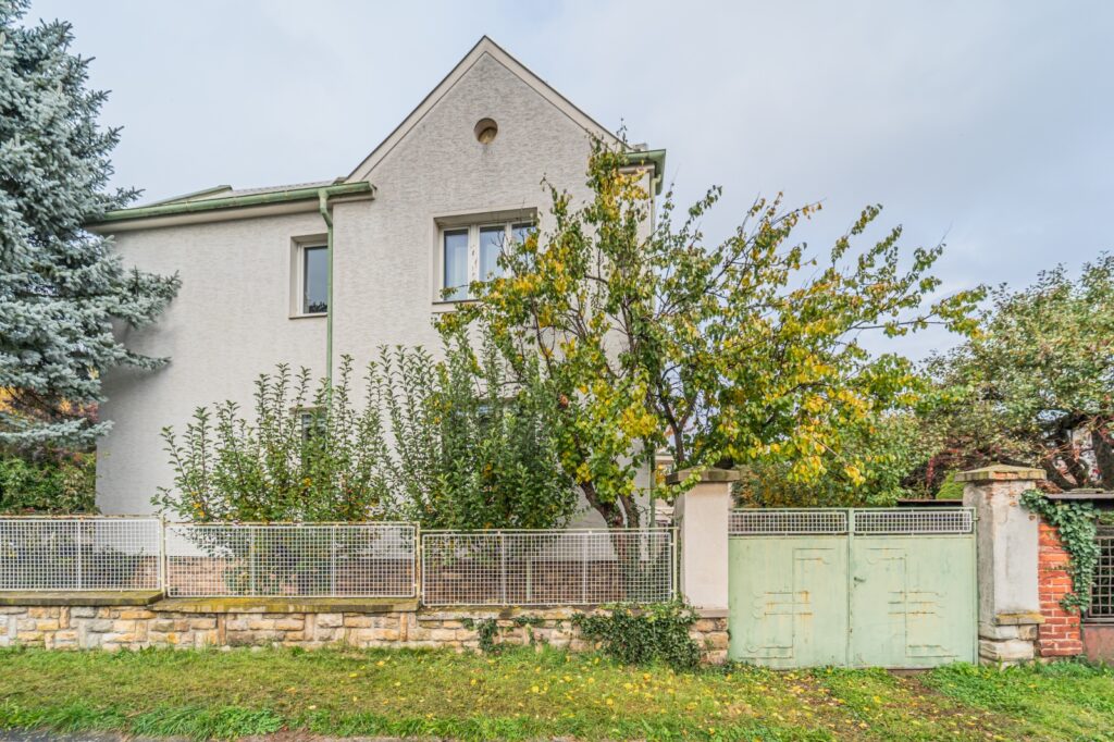 Prodej rodinného domu 214 m² s pozemkem 490 m2 2 Prodej domu Cesky Brod ulice svatopluka cecha reality vencovsky 24