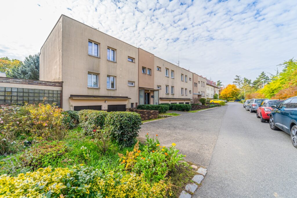 Prodej bytu 3+1, 69 m² - garáž 2 prodej bytu 31 garaz balkon Hostivice u Prahy ulice na piskach reality vencovsky 9