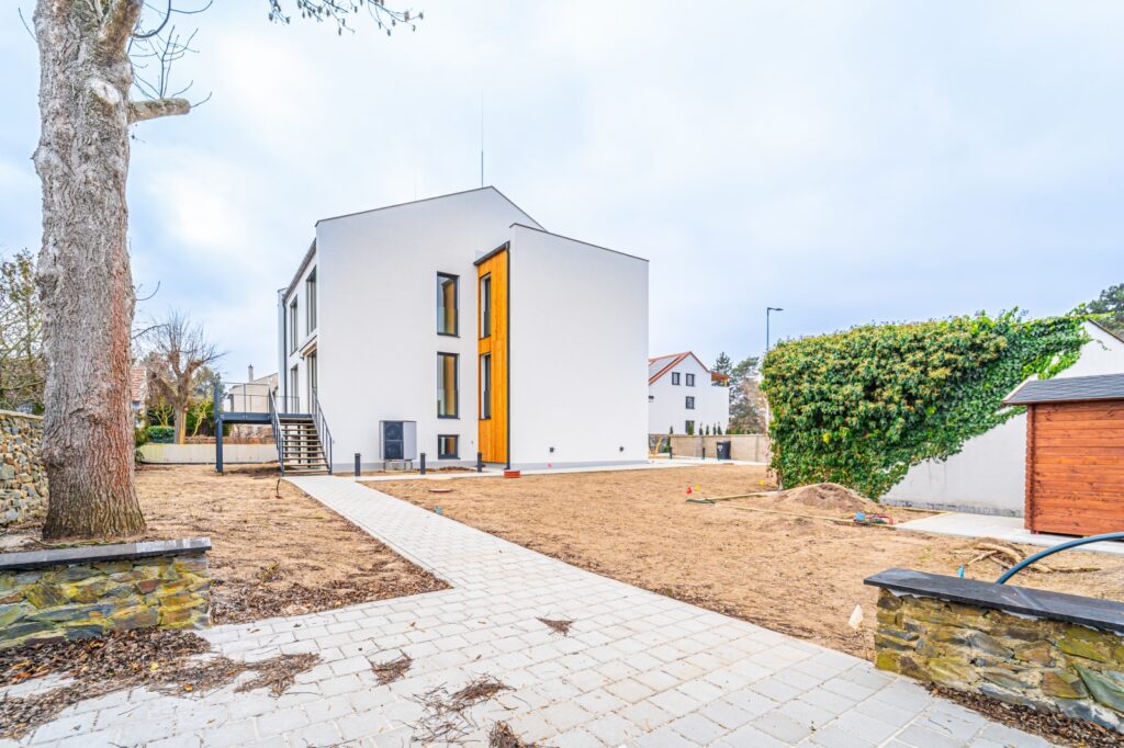 Pronájem bytu 1+kk v osobním vlastnictví 32 m² 8 pronajem bytu 32 m2 ulice debolinska kunrtaice praha 4 reality vencovsky 15