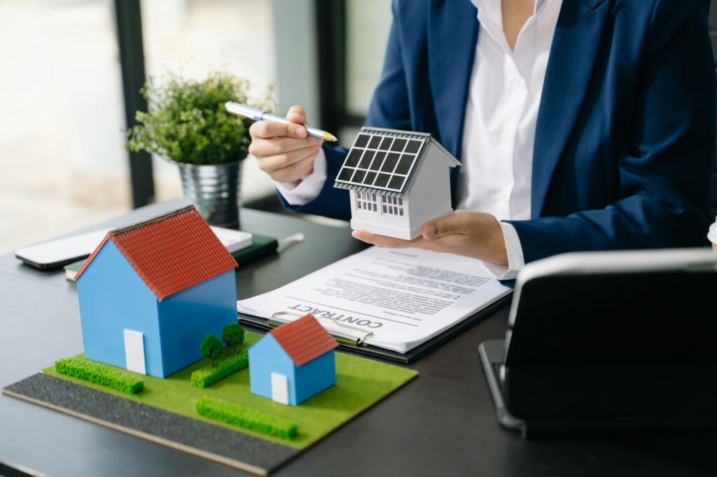 Leden 2026: Kompletní transakční data jsou venku. Co skutečně říkají o trhu? 1 real estate brond consult to customer to decision making sign insurance form agreement home model 1024x682 1