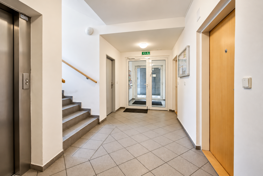 Prodej bytu 1+kk v osobním vlastnictví 35 m² 12 Prodej bytu 1kk 35 m2 Nazovska Praha 10 Strasnice Reality Vencovsky 13