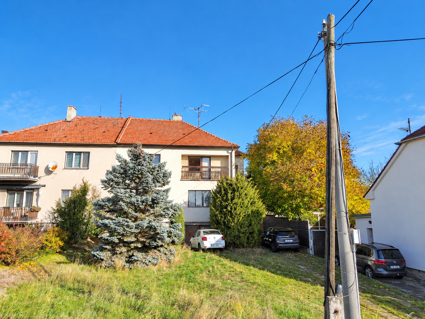 Prodej rodinného domu 2× 3+1, 245 m² 10 predmestsky dum pod modrou oblohou