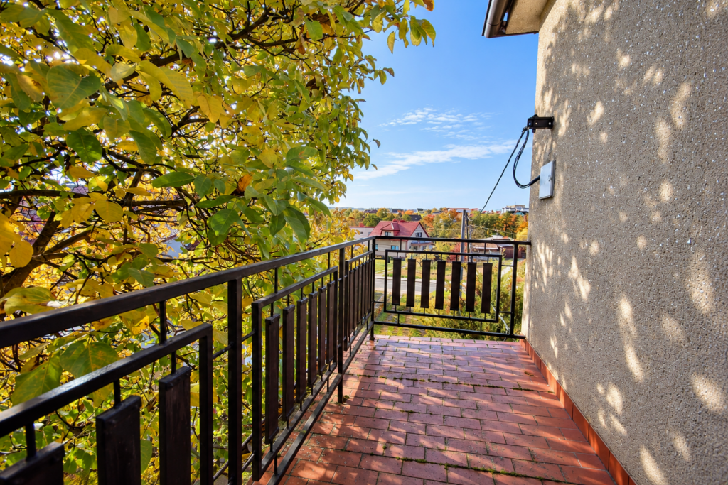 Prodej rodinného domu 2× 3+1, 245 m² 14 prodej rodinneho domu 2x 3 1 245 m2 velka bites lanice reality vencovsky brno kraj vysocina 07 podzimni balkon s vyhledem na strechy