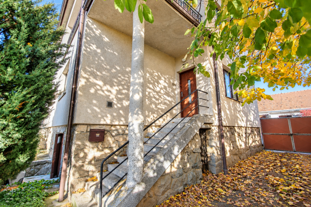 Prodej rodinného domu 2× 3+1, 245 m² 13 prodej rodinneho domu 2x 3 1 245 m2 velka bites lanice reality vencovsky brno kraj vysocina 13 podzimni vstup do domu