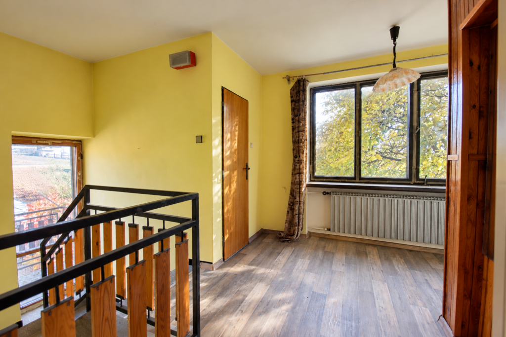 Prodej rodinného domu 2× 3+1, 245 m² 5 prodej rodinneho domu 2x 3 1 245 m2 velka bites lanice reality vencovsky brno kraj vysocina 26 slunna retro predsin s vyhledem na zelen