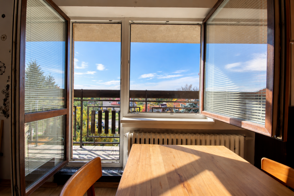 Prodej rodinného domu 2× 3+1, 245 m² 7 prodej rodinneho domu 2x 3 1 245 m2 velka bites lanice reality vencovsky brno kraj vysocina 27 slunny vyhled z bytu na balkon