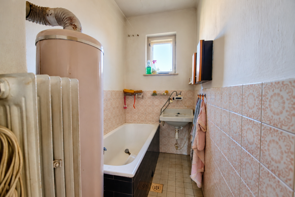 Prodej rodinného domu 2× 3+1, 245 m² 8 prodej rodinneho domu 2x 3 1 245 m2 velka bites lanice reality vencovsky brno kraj vysocina 28 stara utilitarni koupelna s vanou