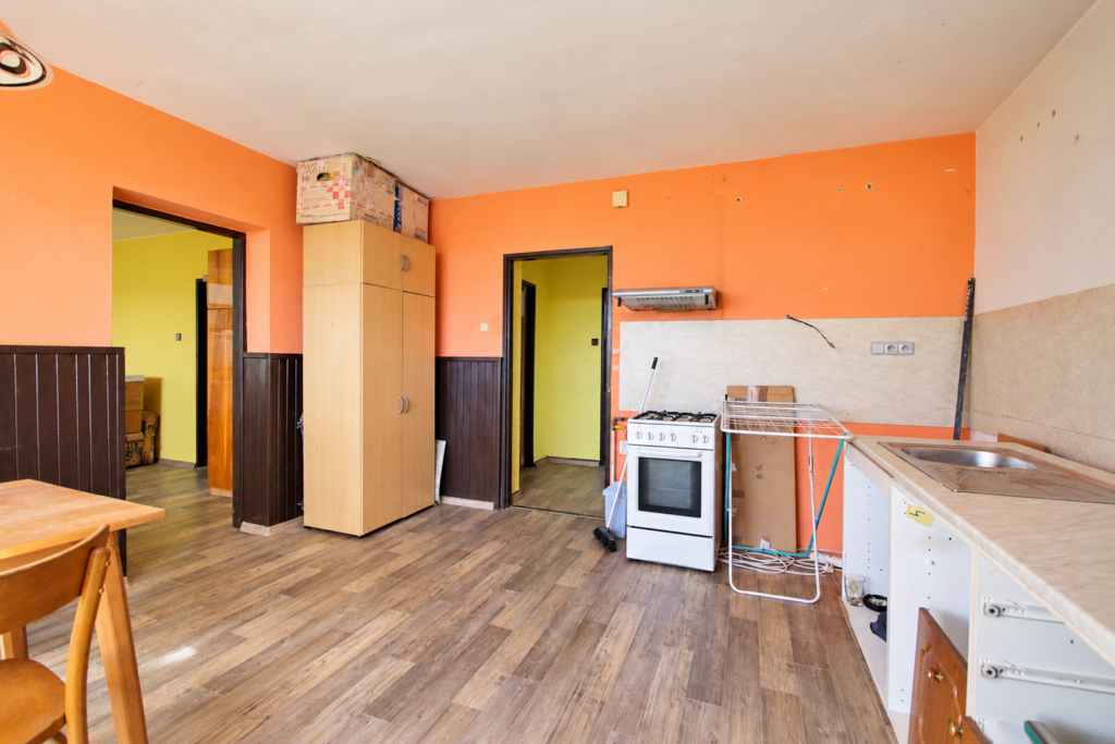 Prodej rodinného domu 2× 3+1, 245 m² 2 prodej rodinneho domu 2x 3 1 245 m2 velka bites lanice reality vencovsky brno kraj vysocina 36 zrekonstruovana kuchyne s krabicemi a susakem