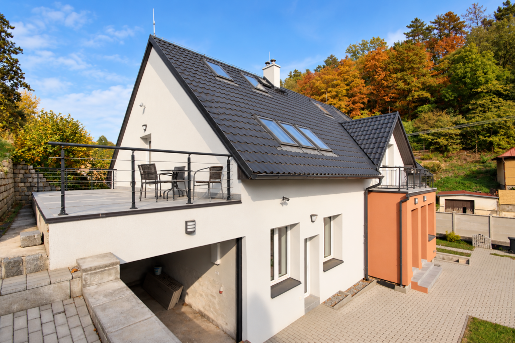 Prodej rodinného domu se dvěma bytovými jednotkami, 272 m², pozemek 932 m² 30 prodej rodinneho domu dve bytove jednotky 272 m2 pozemek 932 m2 jilove u prahy kabaty reality vencovsky 16
