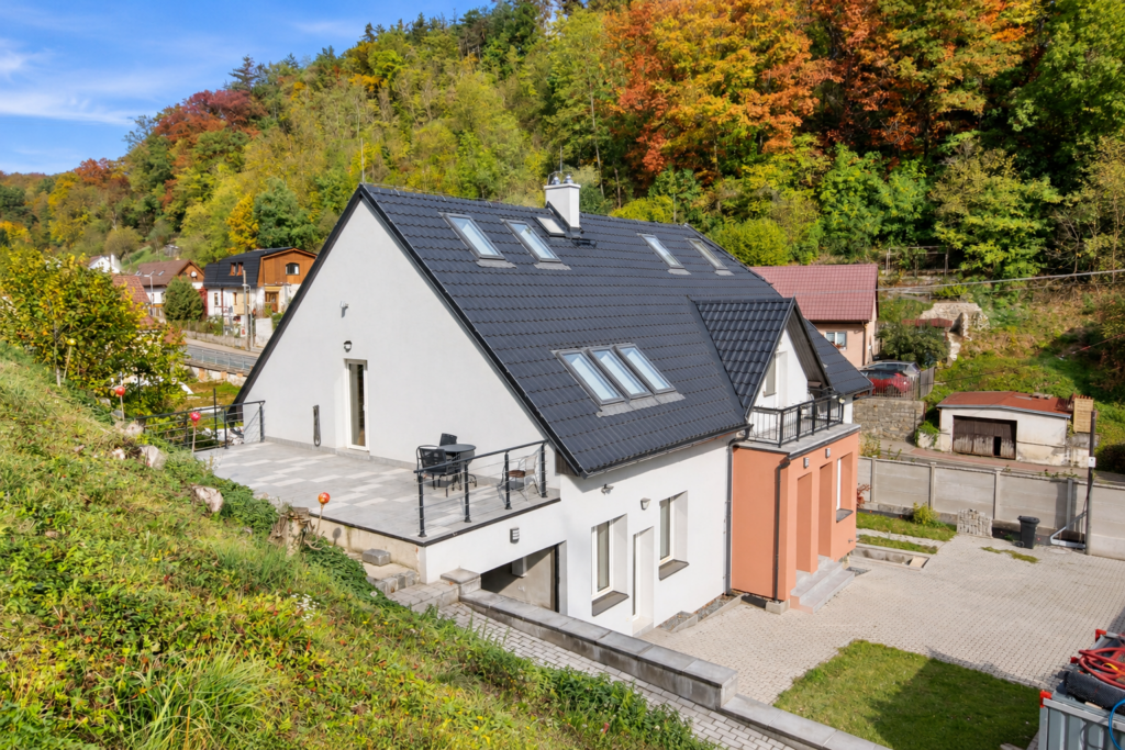 Prodej rodinného domu se dvěma bytovými jednotkami, 272 m², pozemek 932 m² 2 prodej rodinneho domu dve bytove jednotky 272 m2 pozemek 932 m2 jilove u prahy kabaty reality vencovsky 19