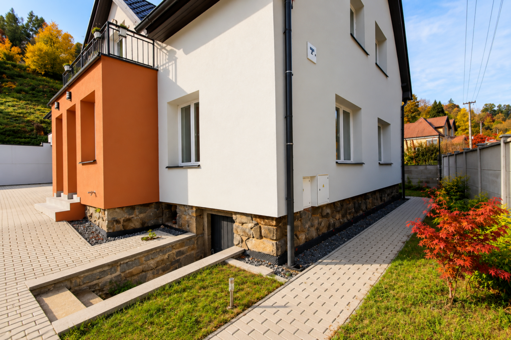 Prodej rodinného domu se dvěma bytovými jednotkami, 272 m², pozemek 932 m² 31 prodej rodinneho domu dve bytove jednotky 272 m2 pozemek 932 m2 jilove u prahy kabaty reality vencovsky 20