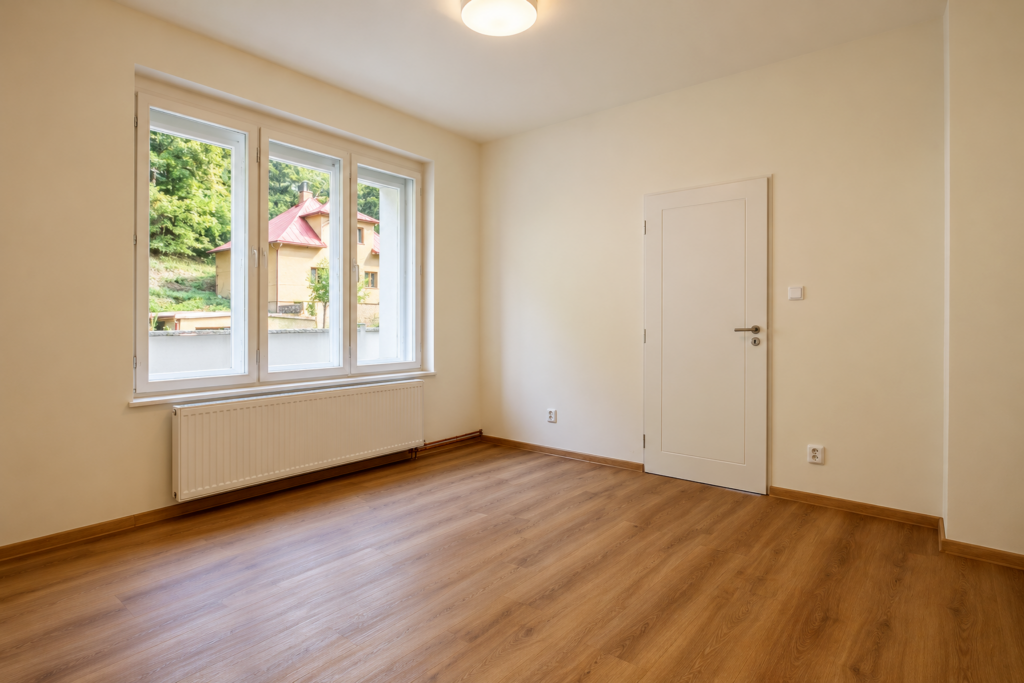Prodej rodinného domu se dvěma bytovými jednotkami, 272 m², pozemek 932 m² 4 prodej rodinneho domu dve bytove jednotky 272 m2 pozemek 932 m2 jilove u prahy kabaty reality vencovsky 33