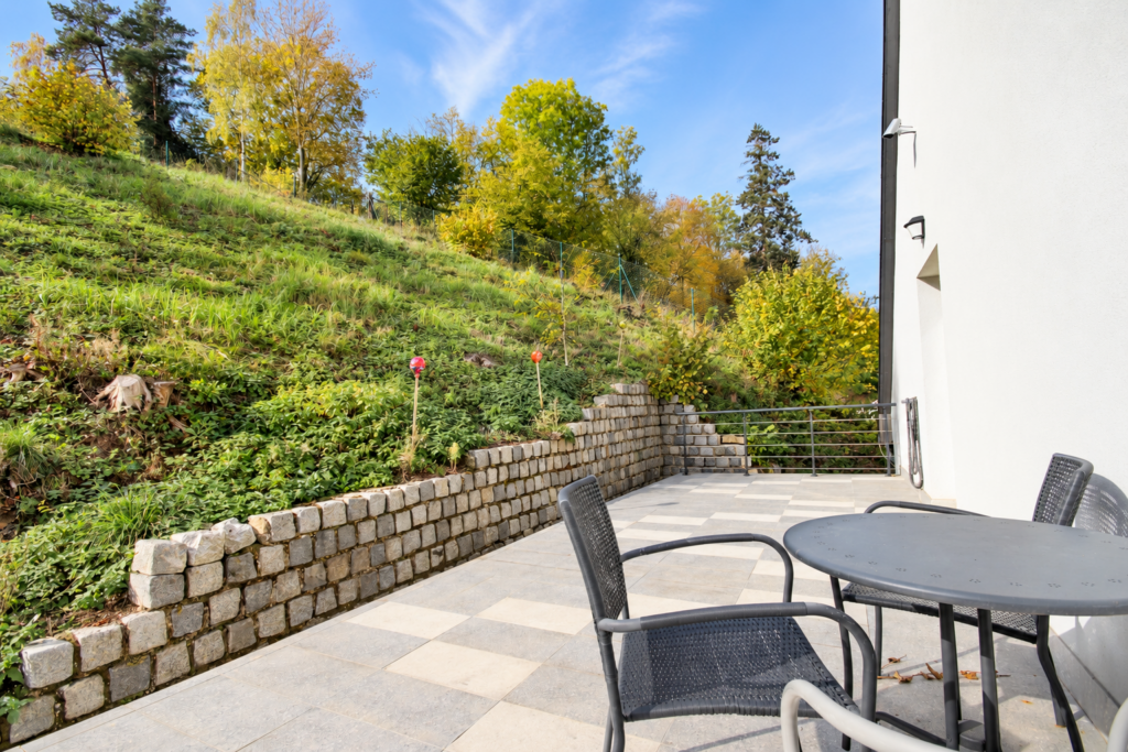 Prodej rodinného domu se dvěma bytovými jednotkami, 272 m², pozemek 932 m² 28 prodej rodinneho domu dve bytove jednotky 272 m2 pozemek 932 m2 jilove u prahy kabaty reality vencovsky 37