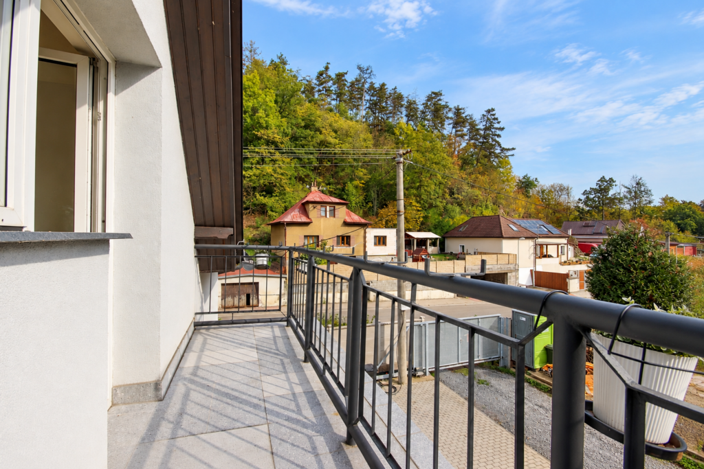 Prodej rodinného domu se dvěma bytovými jednotkami, 272 m², pozemek 932 m² 27 prodej rodinneho domu dve bytove jednotky 272 m2 pozemek 932 m2 jilove u prahy kabaty reality vencovsky 38