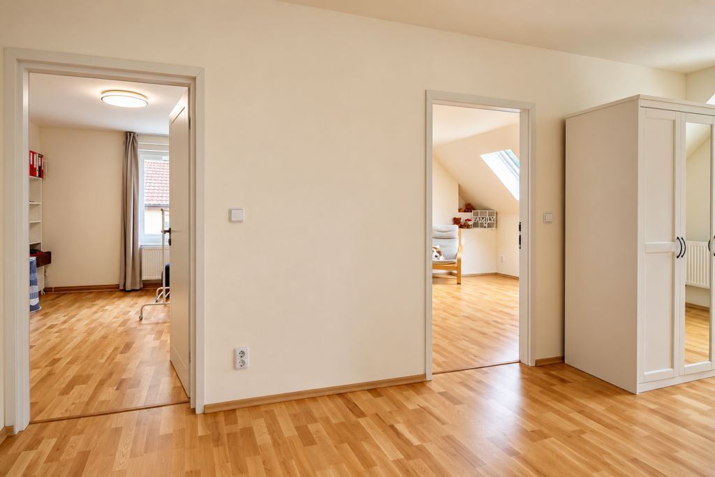 Prodej rodinného domu se dvěma bytovými jednotkami, 272 m², pozemek 932 m² 11 prodej rodinneho domu dve bytove jednotky 272 m2 pozemek 932 m2 jilove u prahy kabaty reality vencovsky 40