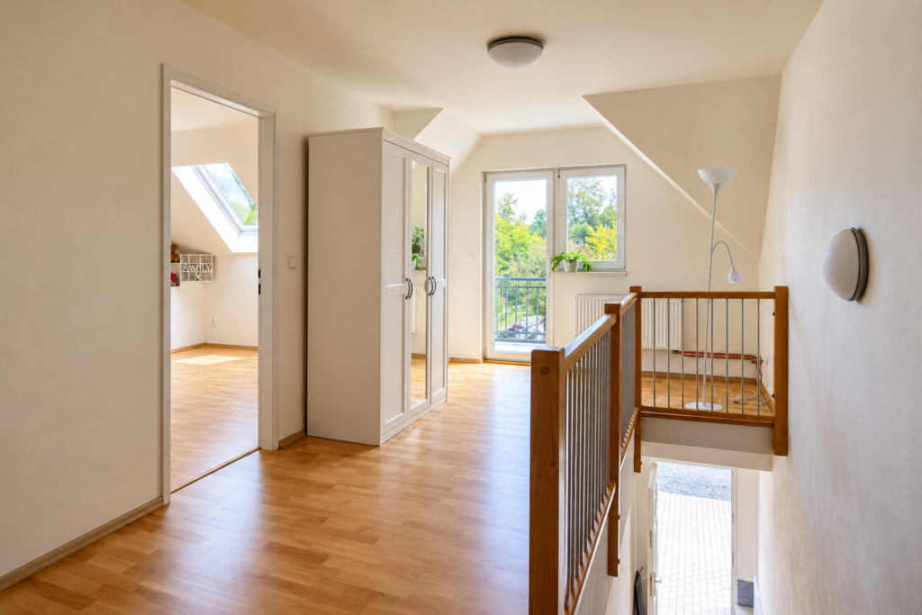Prodej rodinného domu se dvěma bytovými jednotkami, 272 m², pozemek 932 m² 12 prodej rodinneho domu dve bytove jednotky 272 m2 pozemek 932 m2 jilove u prahy kabaty reality vencovsky 41
