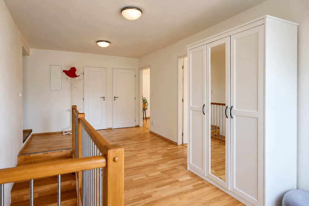 Prodej rodinného domu se dvěma bytovými jednotkami, 272 m², pozemek 932 m² 13 prodej rodinneho domu dve bytove jednotky 272 m2 pozemek 932 m2 jilove u prahy kabaty reality vencovsky 42